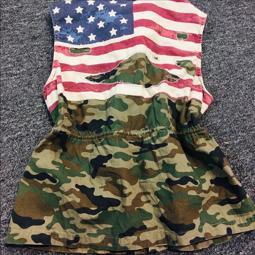 Camouflaged Sleeveless Hoodie Jacket - Picture 2 of 8